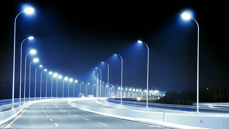 Cột đèn điện truyền thống chiếu sáng đường quốc lộ