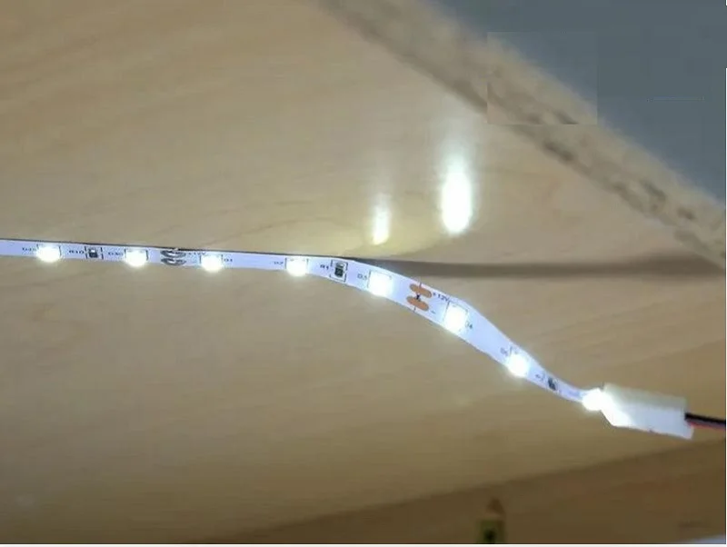 Đèn LED dây bị bong lớp keo dán khỏi bề mặt lắp đặt