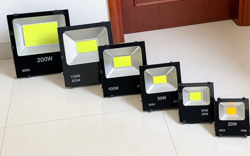 Đèn pha có nhiều công suất cho sân vườn gia đình