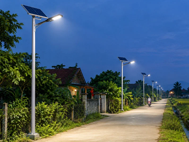 Lắp đèn năng lượng mặt trời cho đường nông thôn mới