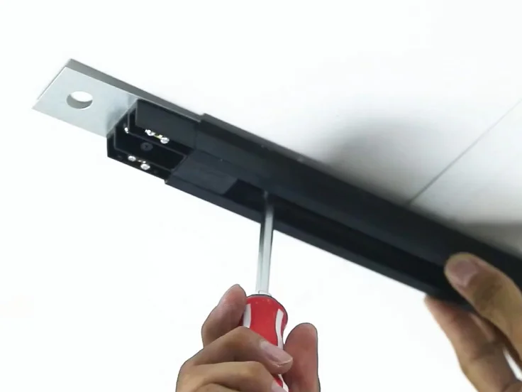 Cố định thanh ray lên trần bằng ốc vít