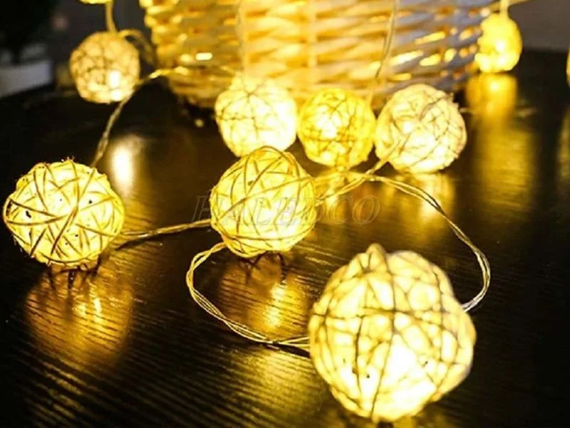 Dây đèn LED quả cầu mây ánh sáng vàng