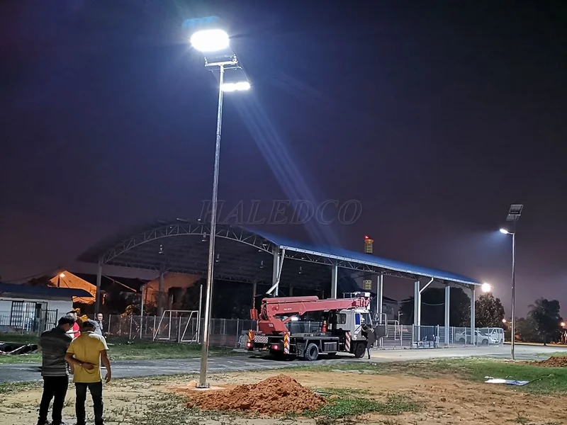 Đèn pha năng lượng mặt trời 300w chiếu sáng công trường nhỏ