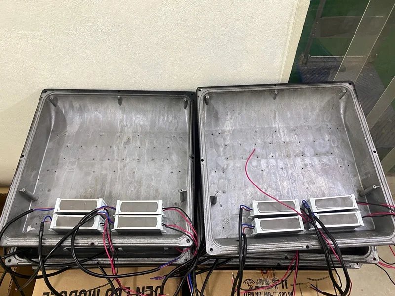 Công đoạn gắn nguồn cho đèn pha