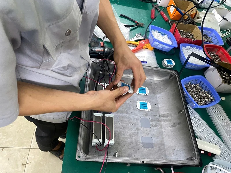 Công đoạn gắn chip LED cho đèn