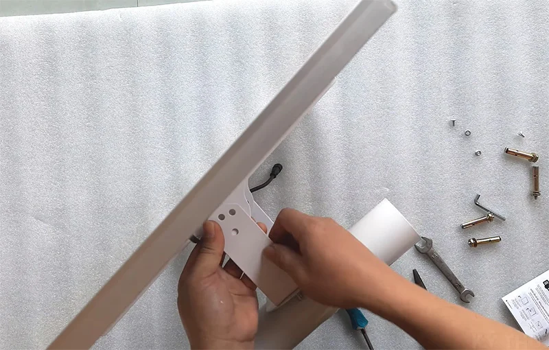 Gắn thanh chữ U tấm pin năng lượng lên giá đỡ/cần đèn