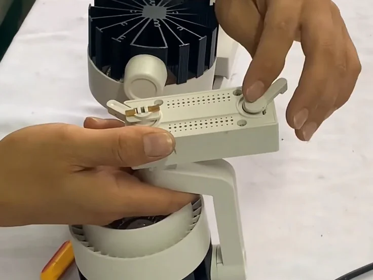 Gạt khóa lẫy kẹp đèn rọi ray lên thanh ray