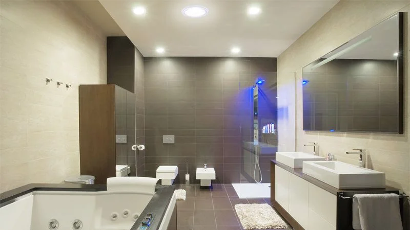 Lắp đèn ốp trần đổi màu tại nhà tắm