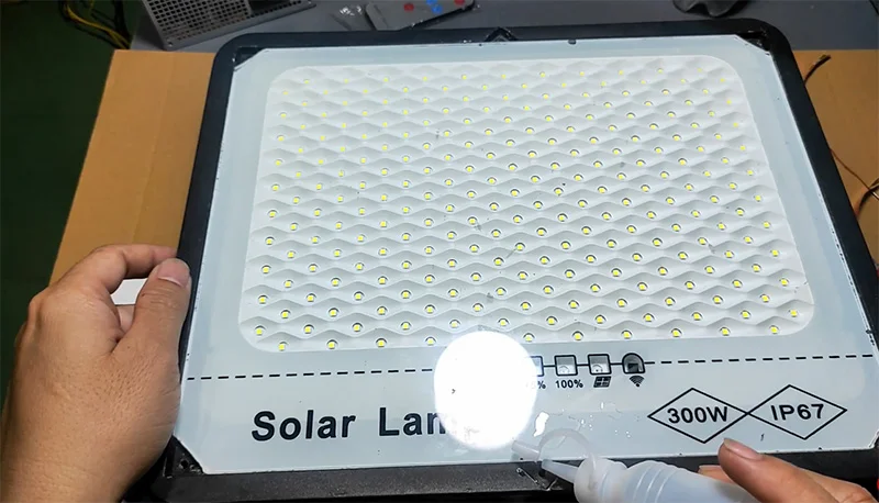 Nhỏ dung dịch xăn thơm theo đường keo silicon