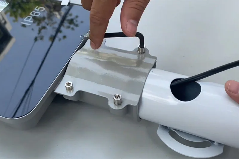 Siết chặt ốc vít để cố định đèn lên giá đỡ