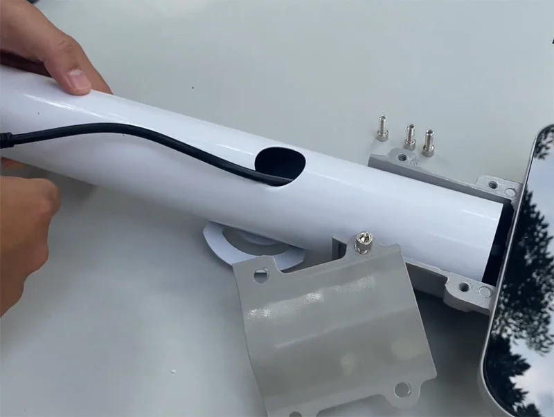 Tháo nới ốc vít gắn cần đèn, giá đỡ đèn