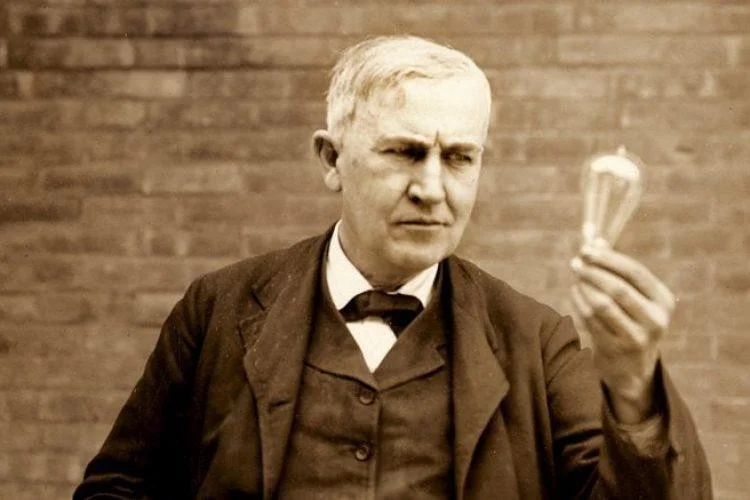 Thomas Edison có thực sự là người đầu tiên phát minh ra bóng đèn điện?