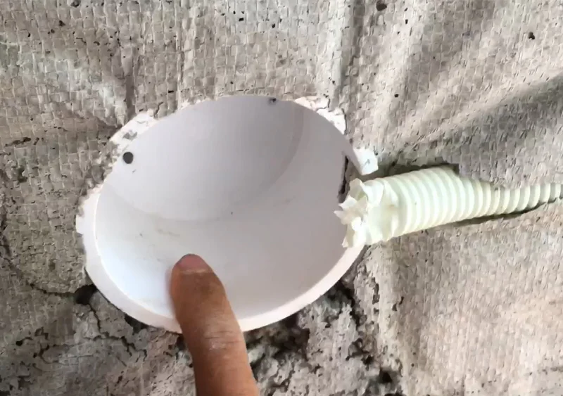 Vệ sinh kiểm tra lỗ chờ vị trí lắp đèn âm trần