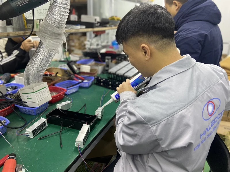 Gắn nguồn LED Done